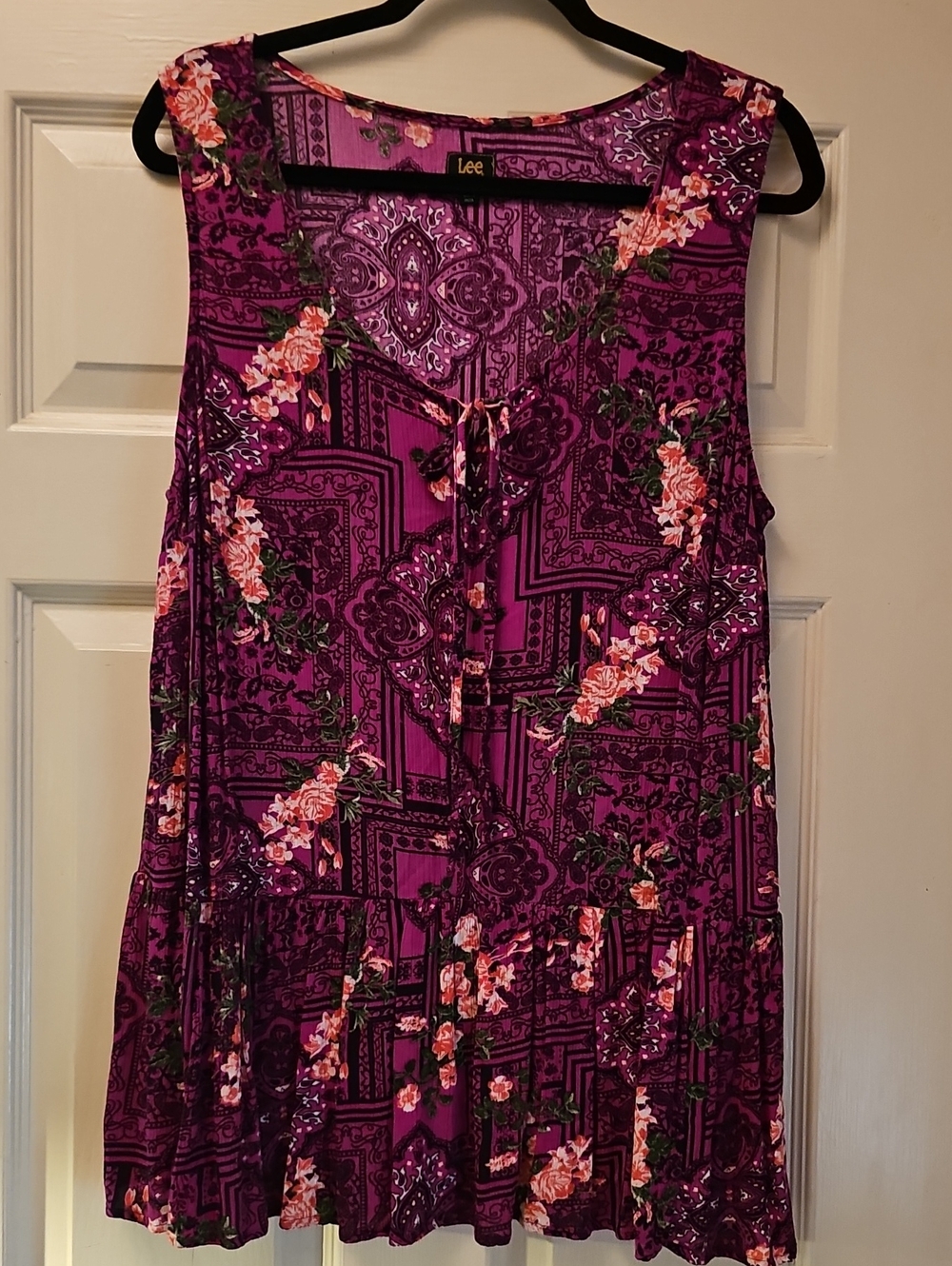 Lee Sleeveless Floral Print V-Neck Peplum Top - Purple